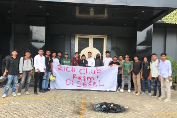 Rich Club Kendari Disegel Aktivis Mahasiswa, Dugaan Penyalahgunaan Izin. Foto: Istimewa.