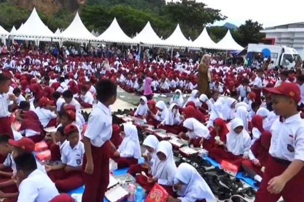 Diikuti 22 Ribu Pelajar Makan Bergizi Gratis di Kolut Pecahkan Rekor Muri. Foto: Aksar/Sultra Informasi.