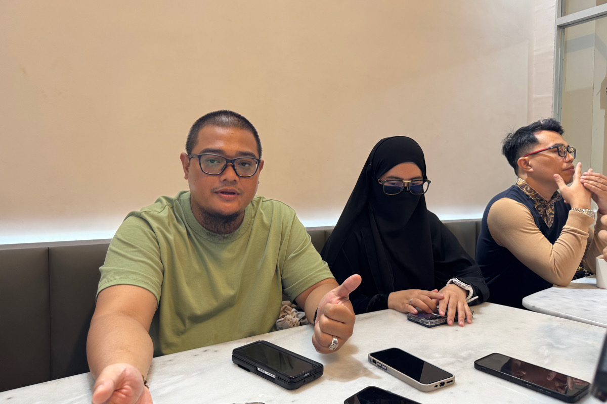 Pihak Travel Smarthajj, Juleo Adi Pradana (kiri) saat memberikan keterangan membantah adanya penelantaran Jemaah Umrah asal Sulawesi Tenggara. Foto: Aldho/sultrainformasi.id.