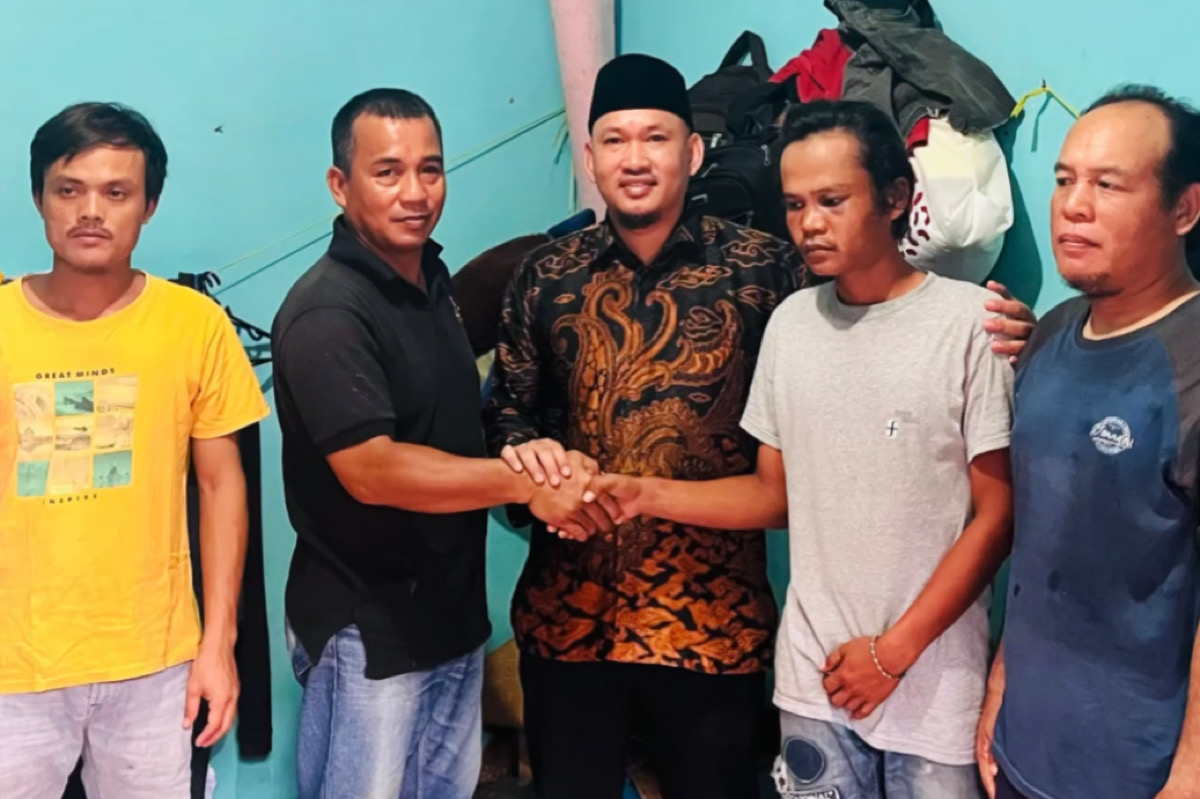 Wawali Kota Kendari Terpilih Sudirman (tengah) Damaikan Satpol PP (kedua dari kiri) dengan Penjual Kerupuk (kedua dari kanan) yang Sempat Dikeroyok. Foto: Istimewa.