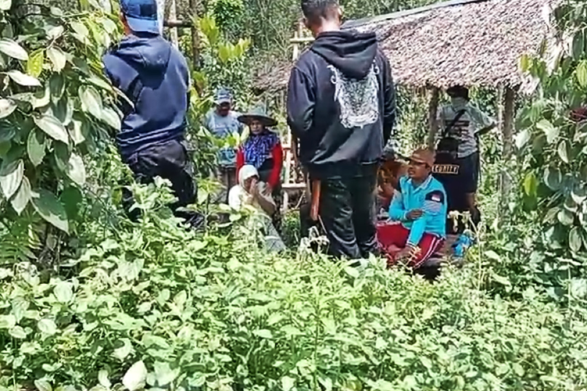 Tangis Pedih Seorang Ibu saat Lahan Kebunnya di Konsel Diduga Diserobot PT Merbau. Foto: Tangkapan layar.