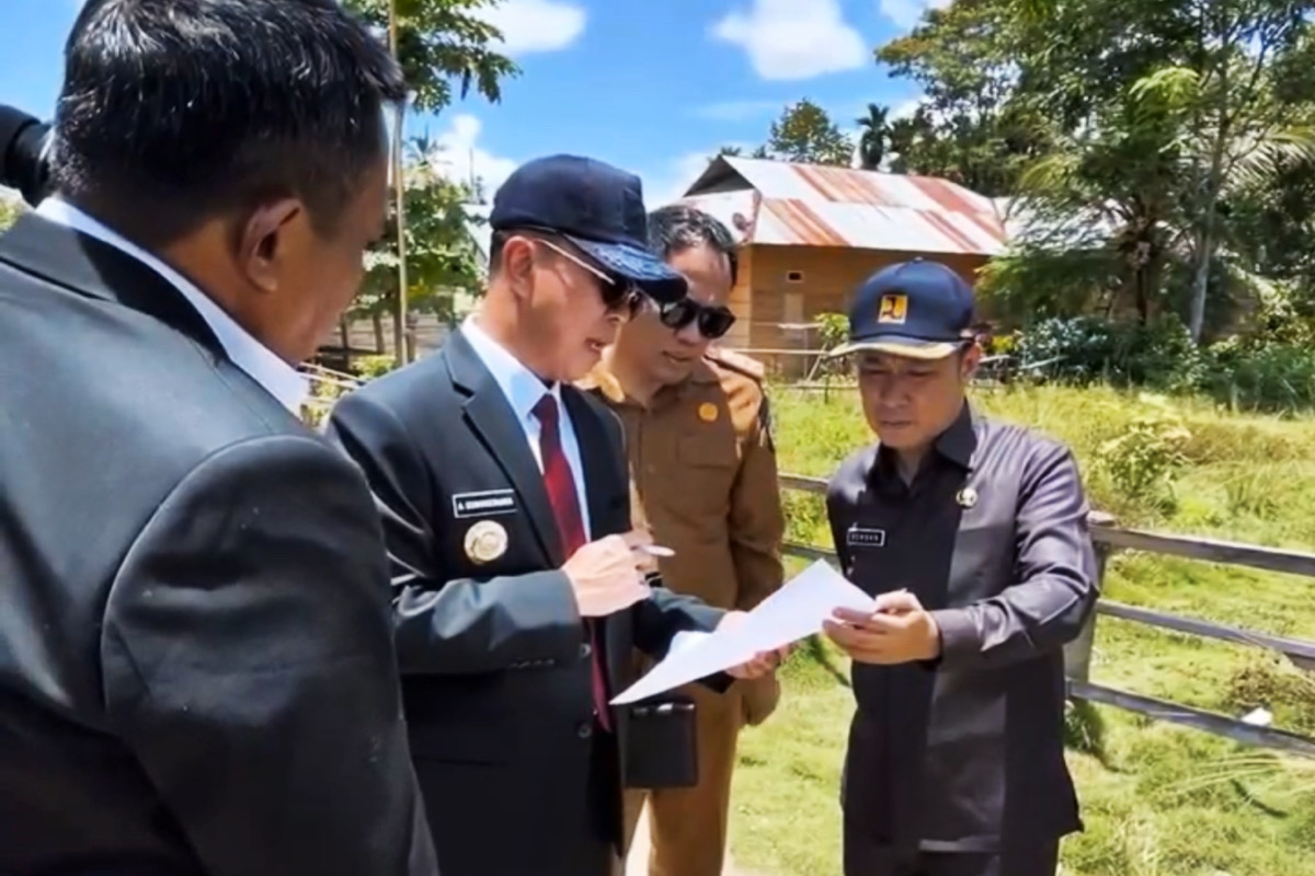 Pekan Pertama Menjabat, Gubernur Sultra ASR Perintahkan Segera Perbaiki Jalan Rusak di Konsel. Foto: Istimewa.