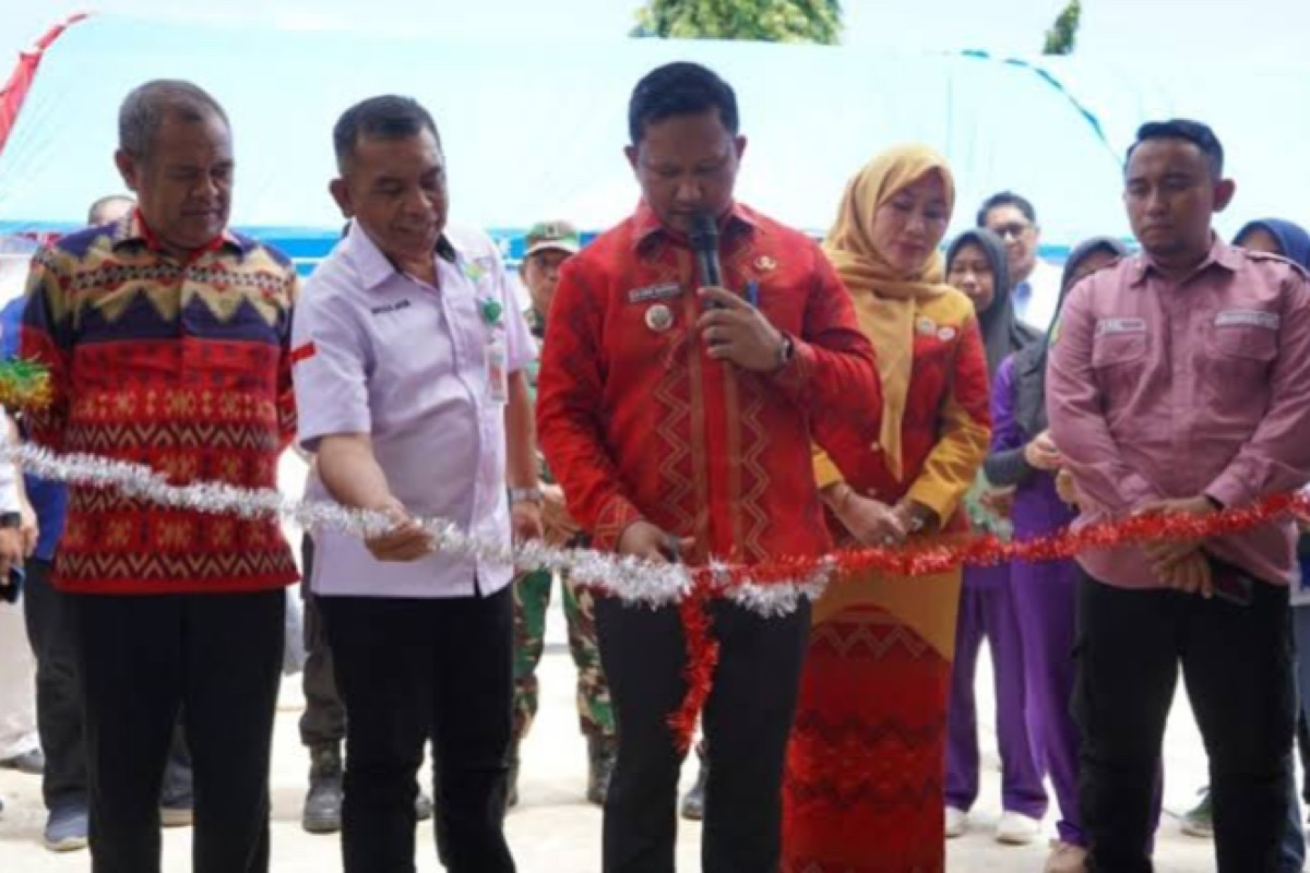 Bupati Muna Barat, Darwin meresmikan Ruang UGD Puskesmas Tiworo Tengah, Jumat (21/03/2025). Foto: Istimewa.