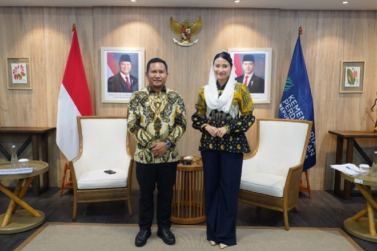 Bupati Mubar, La Ode Darwin saat bertemu Kemendag. Foto: Istimewa.