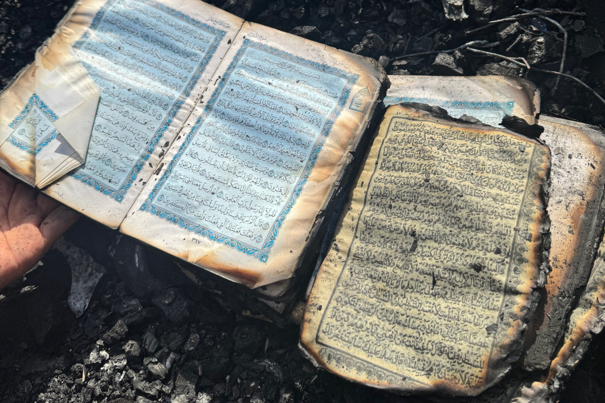 Subhanallah! 2 Mushaf Al-Qur’an Ditemukan Utuh di Antara Reruntuhan Kebakaran Hebat di Kendari Barat. Foto: Aldho/sultrainformasi.id.