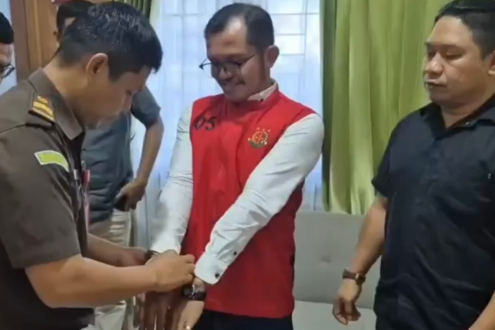 Dana Desa Rp1,1 Miliar Disikat, Kejari Konsel Tahan Kades Amolengu. Foto: Naufal Fajrin JN/sultrainformasi.id.