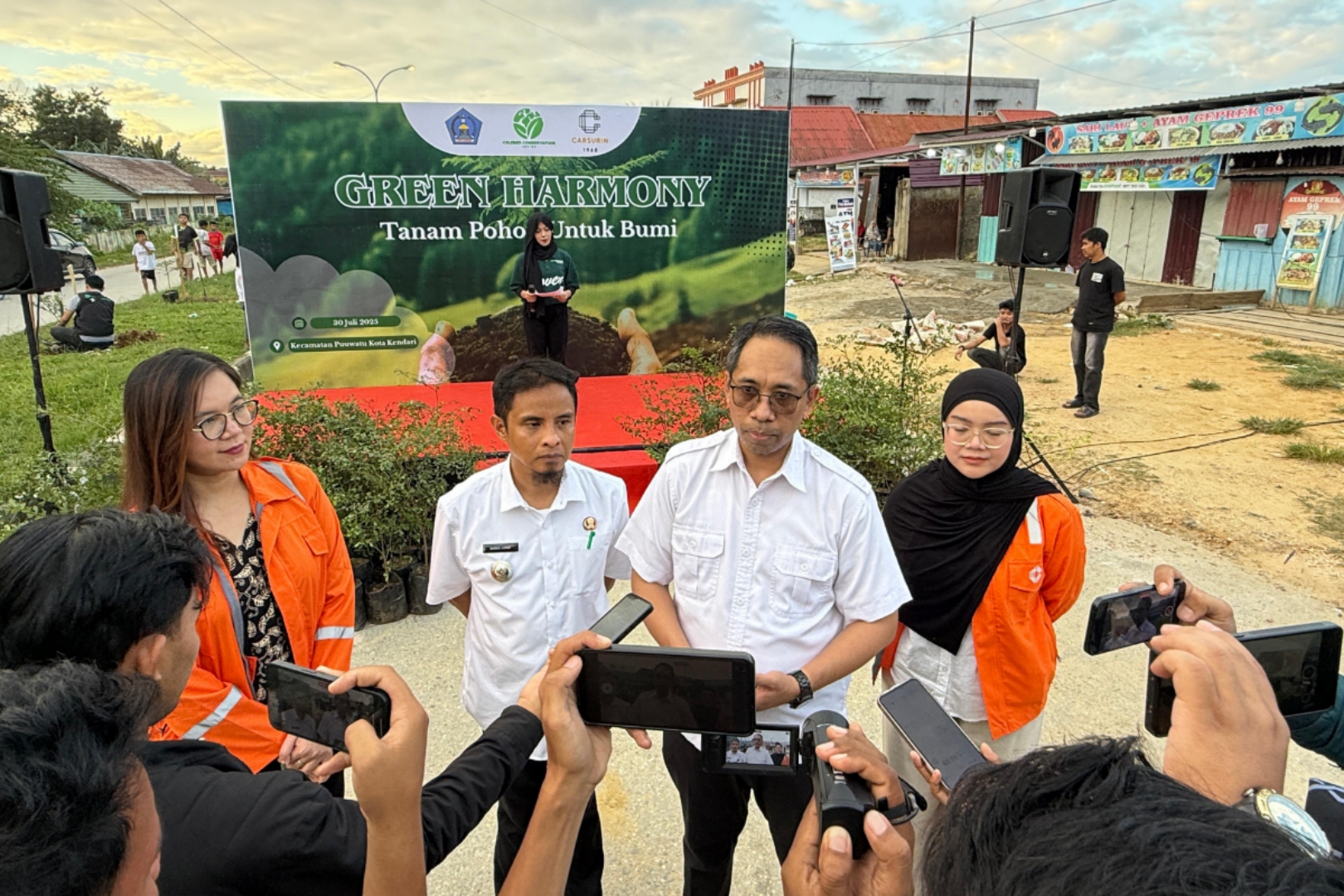 Kolaborasi Lintas Sektor, 150 Pohon Mahoni Ditanam di Kendari untuk Lingkungan Berkelanjutan. Foto: Aldho/sultrainformasi.id.