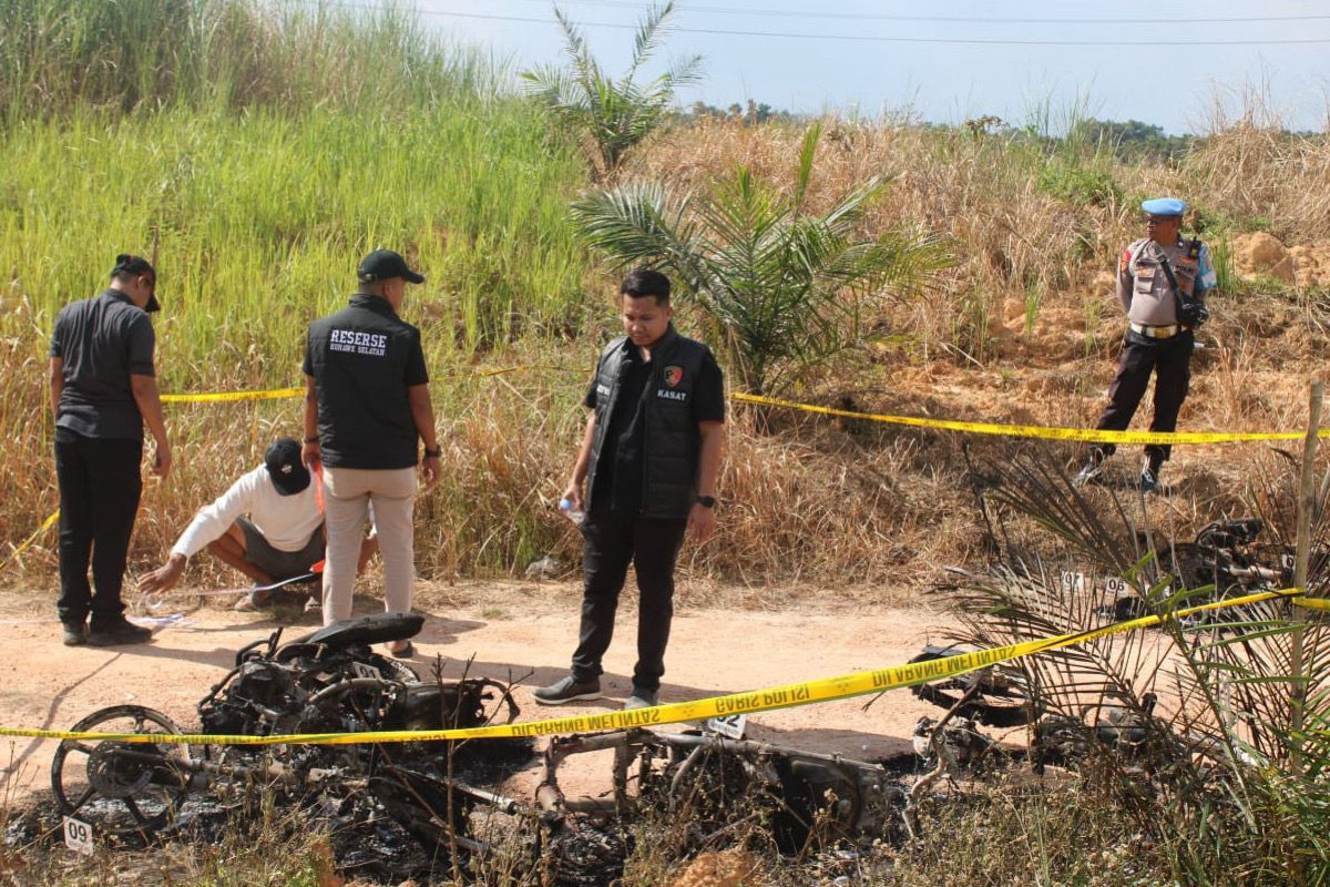 Empat unit sepeda motor milik karyawan PT. Marketindo Selaras (MS) dibakar oleh massa yang diduga berasal dari kelompok Aliansi Masyarakat Tani (AMT), Selasa (29/07/2025) pagi. Foto: istimewa.