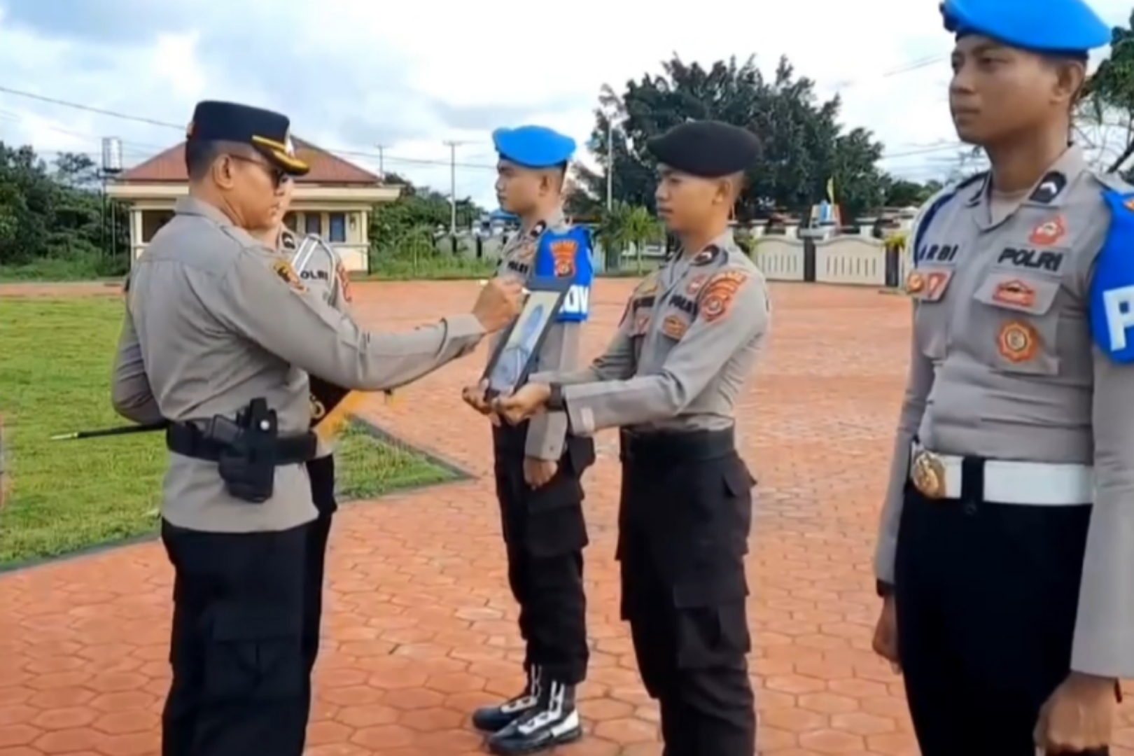 Diduga Perkosa Mertua, Oknum Polisi Aipda AD Resmi Dipecat Tanpa Hormat. Foto: Istimewa.