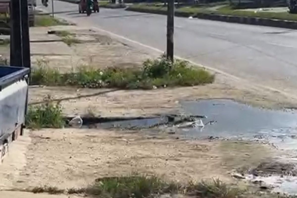 Saluran got tersumbat di Jalan Bunggasi, Kelurahan Anduonohu, Kecamatan Poasia, Kota Kendari. Foto: istimewa.
