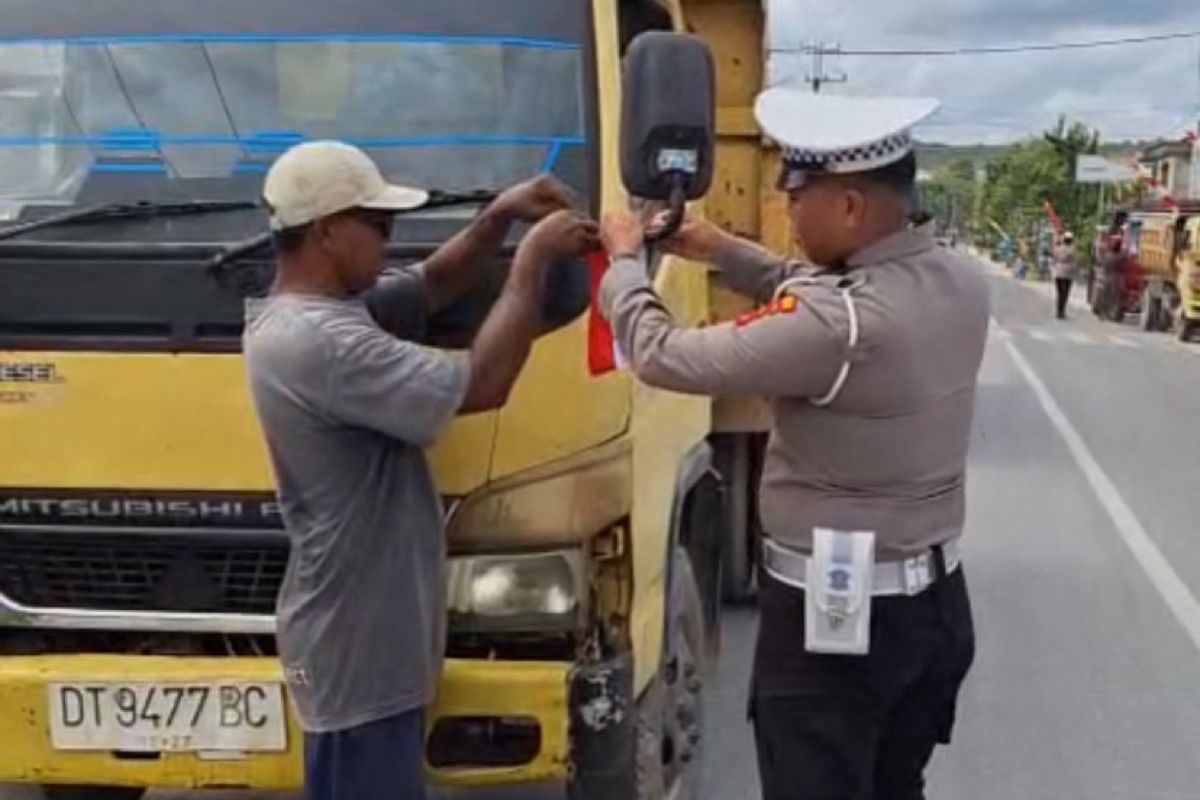 Sat Lantas Polres Buton Tengah membagikan bendera merah putih dalam rangka menyambut HUT RI ke-80. Foto: istimewa.