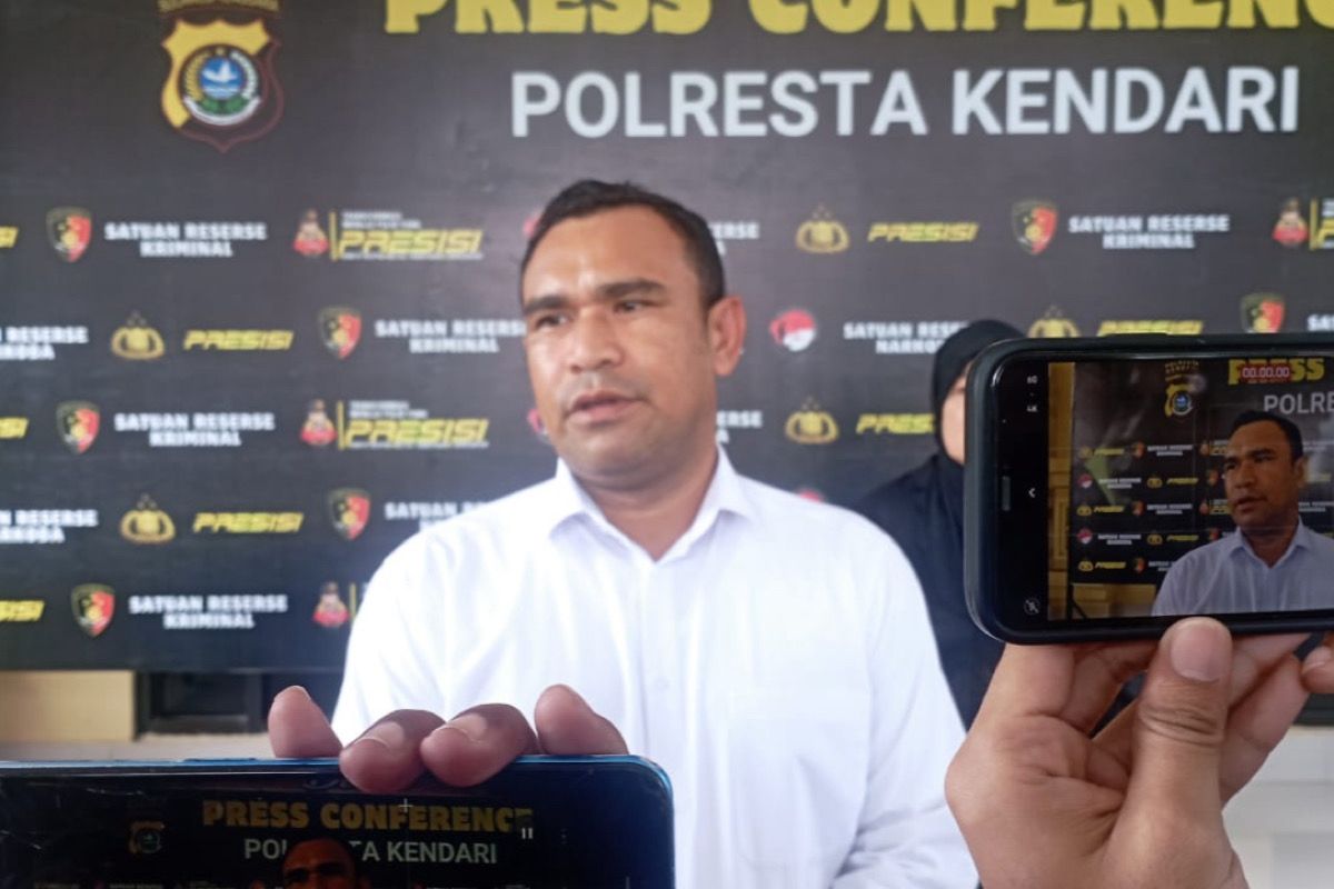 Kepala Satuan Reserse dan Kriminal (Kasat Reskrim) Polresta Kendari, Kompol Nirwan Fakaubun, dalam konferensi pers di Mako Polresta Kendari, Senin (04/08/2025). Foto: istimewa.
