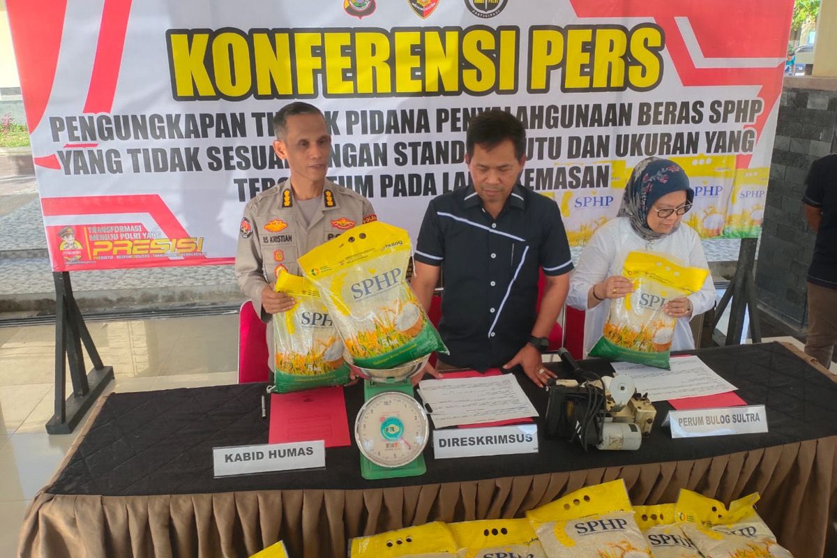 Modus Licik Ubah Isi Karung SPHP, Polda Sultra Tangkap 2 Orang Penjual Beras. Foto: istimewa.
