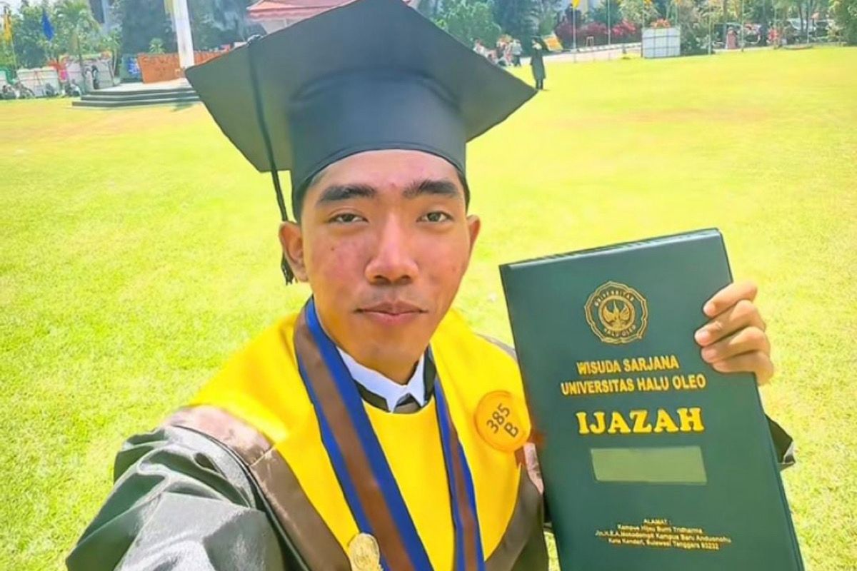 Wisudawan bernama Yazid Urrozaq mendadak viral setelah membagikan video bergaya bak pemain yang baru saja diumumkan bergabung dengan Real Madrid. Foto: Istimewa.