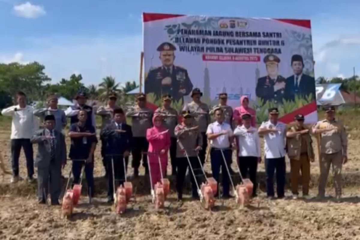 Pondok Modern Darussalam Gontor Kampus 6 bersama Polres Konawe Selatan menanam jagung di lahan seluas 3,5 hektar milik pesantren, Rabu (06/08/2025). Foto: Istimewa.