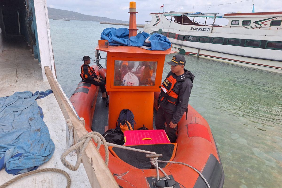 Proses evakuasi nelayan asal Kabupaten Buton Selatan (Busel). Foto: isitmewa.
