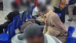 Air Mata Penyesalan, Pelajar Kendari Cium Kaki Orang Tua usai Terlibat Pengeroyokan Siswa. Foto: istimewa.