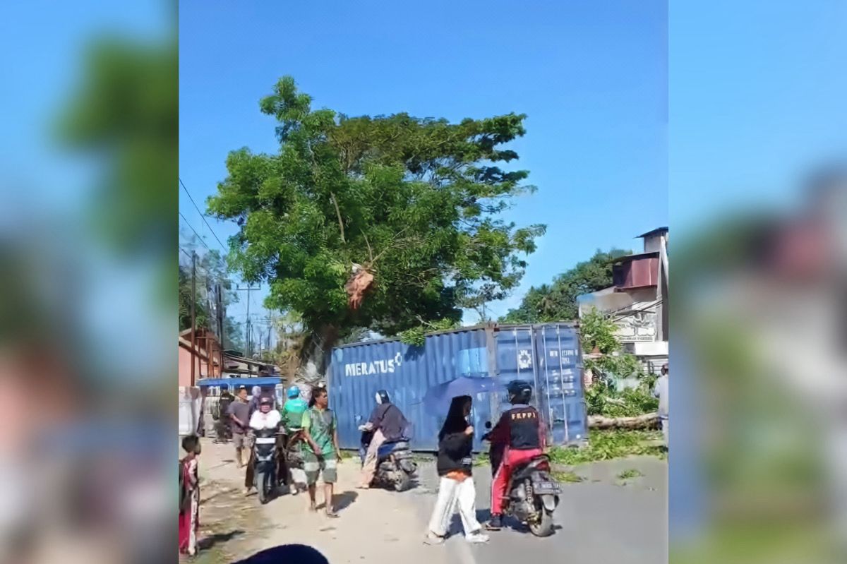 Kemacetan Panjang Tak Terhindarkan, Truk Kontainer Nyangkut di Kendari. Foto: istimewa.