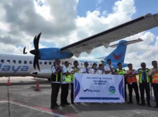 Fly Jaya Resmi Terbang Perdana Bone–Kendari, Disambut Water Salute di Bandara Haluoleo. Foto: Istimewa.