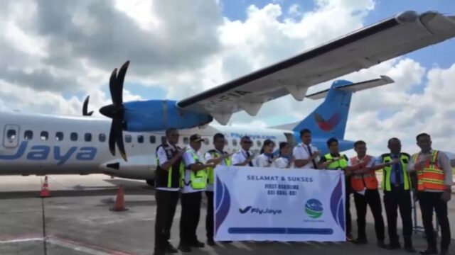 Fly Jaya Resmi Terbang Perdana Bone–Kendari, Disambut Water Salute di Bandara Haluoleo. Foto: Istimewa.