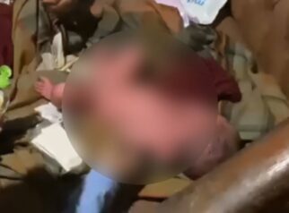 Tangisan Sunyi Dalam Jaket Biru: Bayi Perempuan Ditinggal di Depan Rumah Warga Kendari. Foto: Istimewa.