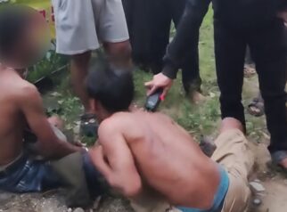 Viral! 2 Terduga Pelaku Pencurian di Kendari Ditangkap Massa, Ditendang dan Disetrum. Foto: Istimewa.