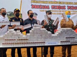 Rugikan Negara Rp1,3 Miliar, Kejari Kendari Musnahkan 72 Ribu Bungkus Rokok Ilegal. Foto: istimewa.