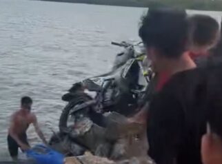 Gaya-gayaan Angkat Ban di Batbat Kendari, Pemotor Jatuh-Kendaran Terjun ke Laut, Warga: Puas Bikin Resah Memang. Foto: Istimewa.