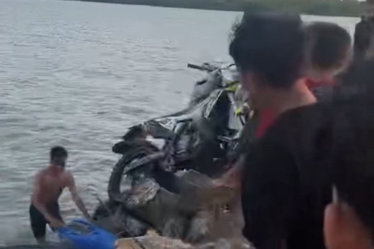 Gaya-gayaan Angkat Ban di Batbat Kendari, Pemotor Jatuh-Kendaran Terjun ke Laut, Warga: Puas Bikin Resah Memang. Foto: Istimewa.