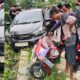 Hindari Jalan Berlubang, Honda Brio Terseret ke Jalur Lawan dan Tabrak Pemotor di Kendari. Foto: Istimewa.