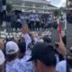 PGRI dan Orang Tua Murid Kepung Pengadilan Tinggi Sultra, Desak Peninjauan Ulang Kasus Guru Mansur. Foto: Istimewa.