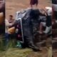 Mobil Innova Terbalik di Abeli Dalam Kendari, Warga Sigap Evakuasi Pengemudi. Foto: Istimewa.