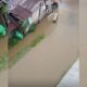 Hujan Singkat Picu Banjir di Jalan Kaendea Kota Raha, Jalan dan Rumah Terendam. Foto: Istimewa.