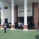 Vonis 5 Tahun Dibanding, Emak-emak Berseragam PGRI Kawal Sidang Guru Mansur di Pengadilan Tinggi Sultra. Foto: Istimewa.
