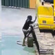 Aksi Pria Bobol Tangki Solar Excavator di BLKK Kolaka Terekam CCTV, Pelaku Masih Buron